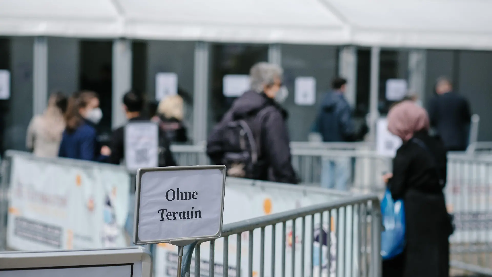ARCHIV - 20.05.2021, Niedersachsen, Hannover: ·Ohne Termin· steht auf einem Schild vor einem Corona-Testzentrum in der Innenstadt. Der niedersächsische Landkreistag stellt an diesem Freitag (18.06.2021) Vorschläge für ein verbessertes Management bei künftigen Krisen in Niedersachsen vor. (zu dpa "Landkreise machen Vorschläge zu künftigem Krisenmanagement") Foto: Ole Spata/dpa +++ dpa-Bildfunk +++