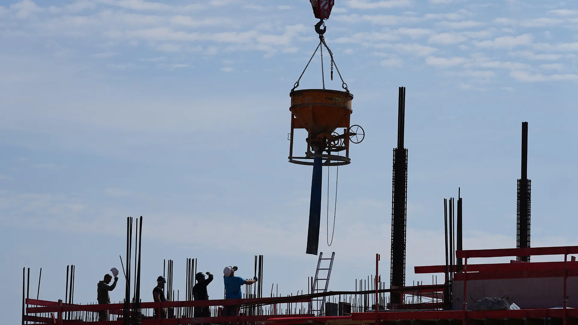 04.06.2021, Hamburg: Bauarbeiter sind mit Betonarbeiten auf einer Baustelle in der Hafencity beschäftigt. Am 23.06.2021 wird in Hamburg die neue Vereinbarung zum Bündnis für das Wohnen vorgestellt. Foto: Marcus Brandt/dpa +++ dpa-Bildfunk +++