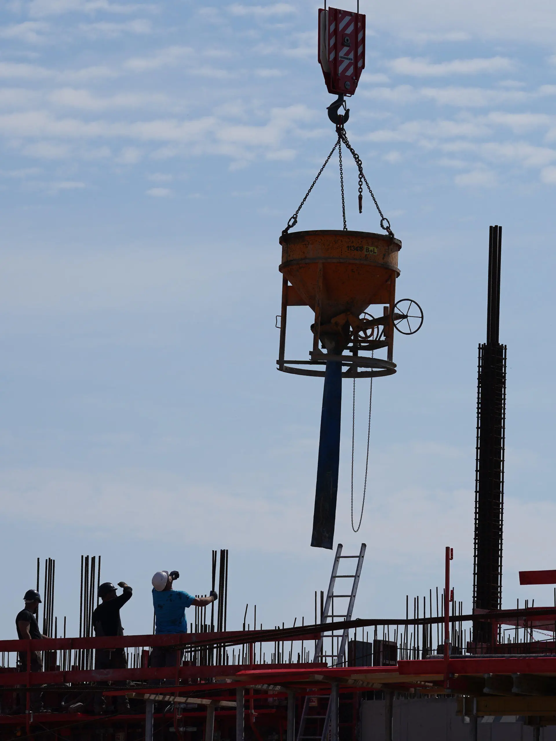 04.06.2021, Hamburg: Bauarbeiter sind mit Betonarbeiten auf einer Baustelle in der Hafencity beschäftigt. Am 23.06.2021 wird in Hamburg die neue Vereinbarung zum Bündnis für das Wohnen vorgestellt. Foto: Marcus Brandt/dpa +++ dpa-Bildfunk +++