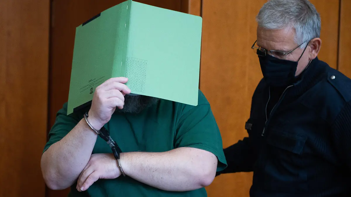 ARCHIV - 03.09.2020, Niedersachsen, Göttingen: Ein Mann aus dem Landkreis Northeim ist wegen schweren sexuellen Missbrauchs von Kindern und Jugendlichen angeklagt - am Donnerstag soll in dem Verfahren gegen ihn im Landgericht Göttingen das Urteil gesprochen werden. Bei den Ermittlungen zum Missbrauch auf einem Campingplatz in Lügde/NRW stießen die Fahnder auf den 50-Jährigen, er ist ein Bekannter des Lügde-Haupttäters. Foto: Swen Pförtner/dpa/Pool/dpa +++ dpa-Bildfunk +++