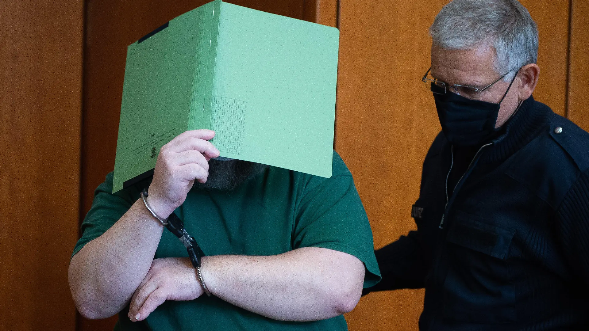 ARCHIV - 03.09.2020, Niedersachsen, Göttingen: Ein Mann aus dem Landkreis Northeim ist wegen schweren sexuellen Missbrauchs von Kindern und Jugendlichen angeklagt - am Donnerstag soll in dem Verfahren gegen ihn im Landgericht Göttingen das Urteil gesprochen werden. Bei den Ermittlungen zum Missbrauch auf einem Campingplatz in Lügde/NRW stießen die Fahnder auf den 50-Jährigen, er ist ein Bekannter des Lügde-Haupttäters. Foto: Swen Pförtner/dpa/Pool/dpa +++ dpa-Bildfunk +++