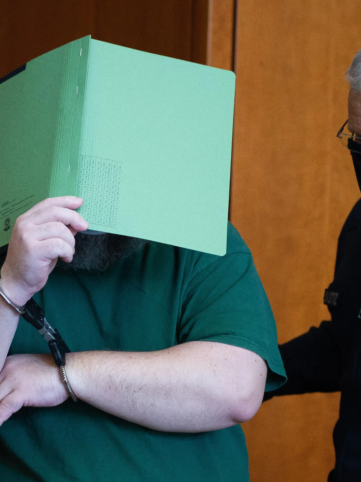 ARCHIV - 03.09.2020, Niedersachsen, Göttingen: Ein Mann aus dem Landkreis Northeim ist wegen schweren sexuellen Missbrauchs von Kindern und Jugendlichen angeklagt - am Donnerstag soll in dem Verfahren gegen ihn im Landgericht Göttingen das Urteil gesprochen werden. Bei den Ermittlungen zum Missbrauch auf einem Campingplatz in Lügde/NRW stießen die Fahnder auf den 50-Jährigen, er ist ein Bekannter des Lügde-Haupttäters. Foto: Swen Pförtner/dpa/Pool/dpa +++ dpa-Bildfunk +++