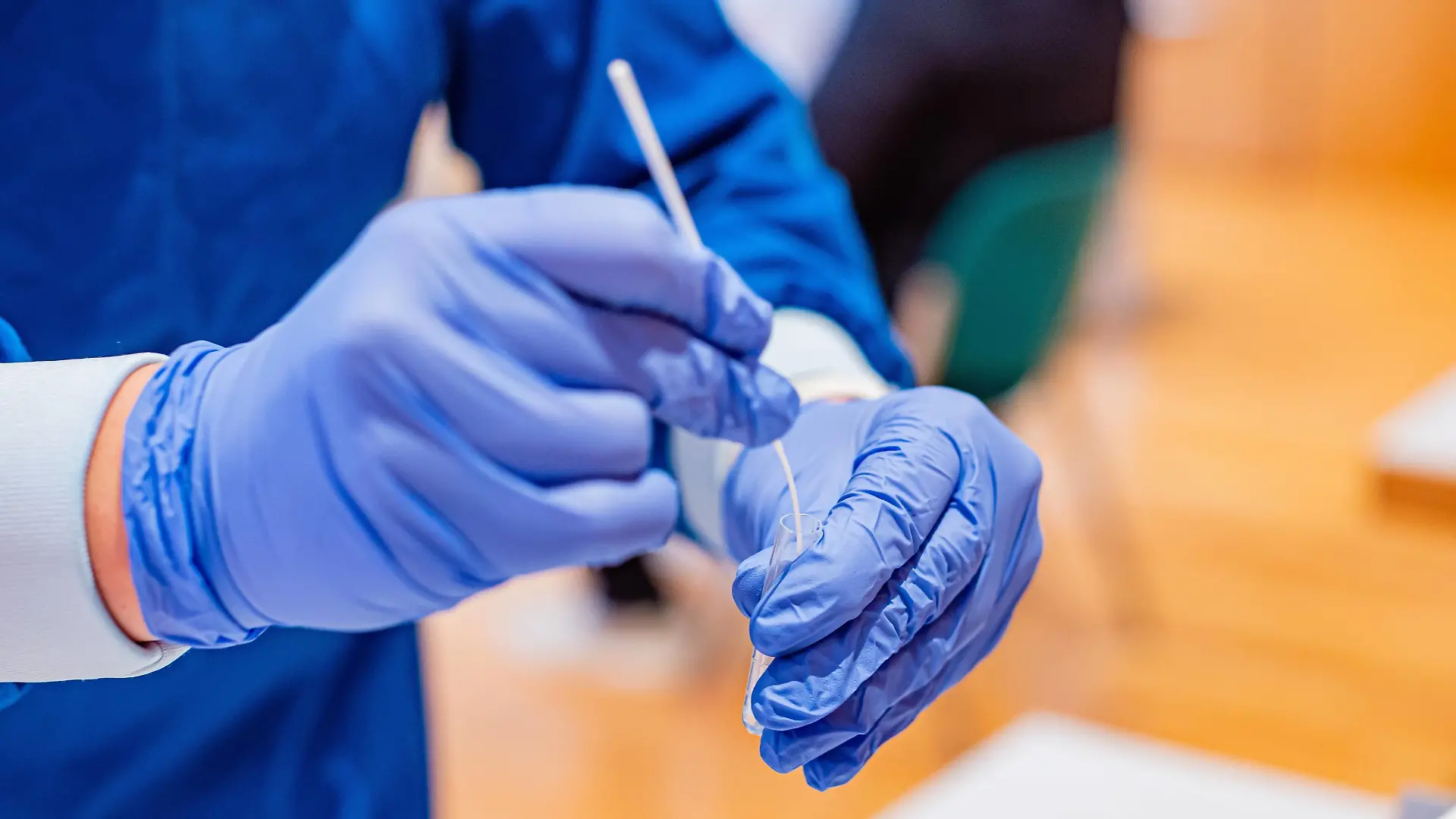 Impressionen aus einer Corona Schnellteststation. 22.03.2021: Die Gemeinde Oberstenfeld bietet ab Montag, 15. März, in Zusammenarbeit mit der Stifts-Apotheke Oberstenfeld und den örtlichen Hausärzten des medizinischen Verbunds Bottwar Dr. Frenzel und Dr. Michna ein Testangebot für die breite Öffentlichkeit. Das teilt die Gemeinde am Donnerstag mit. Bei dem Antigen-Schnelltest führt medizinisch geschultes Personal ein Abstrich aus dem Nasenrachenraum durch. Wir haben innerhalb kürzester Zeit die notwendige Infrastruktur für das Testzentrum geschaffen und bieten den Bürgerinnen und Bürgern hierdurch etwas mehr Sicherheit und machen einen weiteren wichtigen Schritt zur Eindämmung der Pandemie. Mein Dank gilt Dr. Frenzel und Dr. Michna sowie