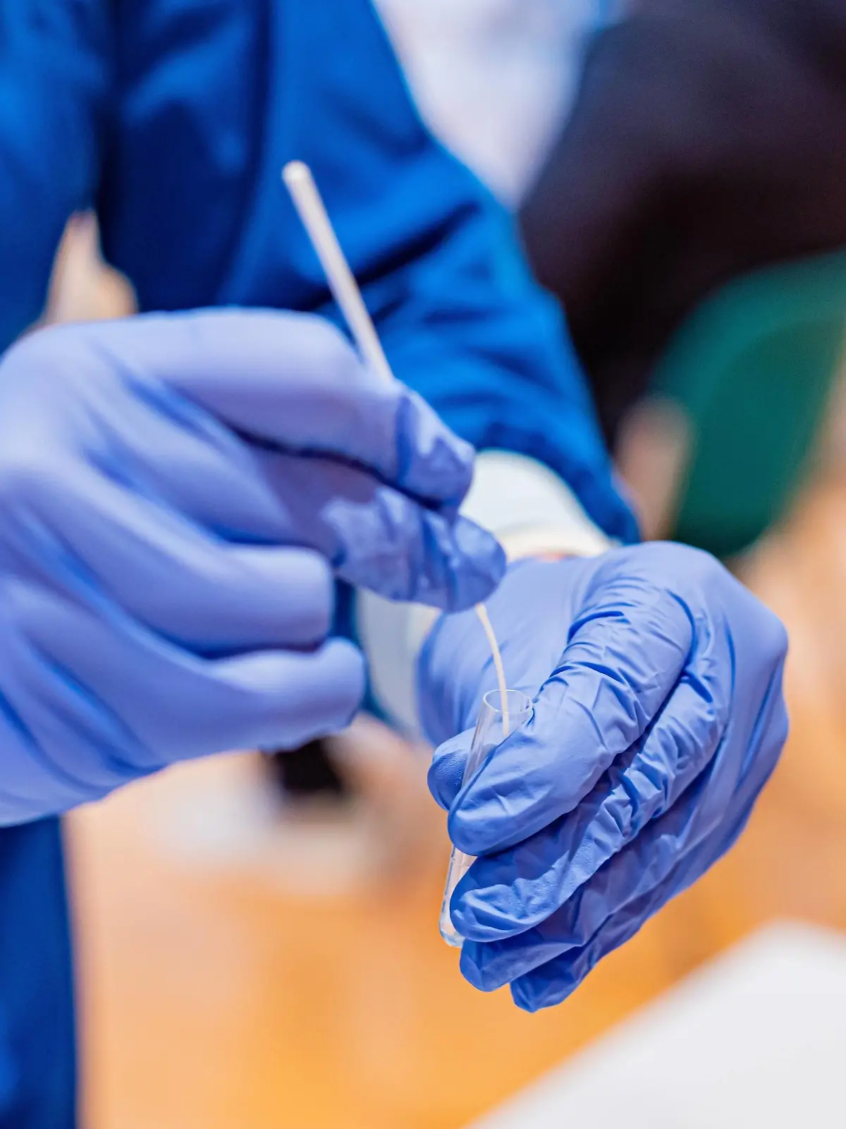 Impressionen aus einer Corona Schnellteststation. 22.03.2021: Die Gemeinde Oberstenfeld bietet ab Montag, 15. März, in Zusammenarbeit mit der Stifts-Apotheke Oberstenfeld und den örtlichen Hausärzten des medizinischen Verbunds Bottwar Dr. Frenzel und Dr. Michna ein Testangebot für die breite Öffentlichkeit. Das teilt die Gemeinde am Donnerstag mit. Bei dem Antigen-Schnelltest führt medizinisch geschultes Personal ein Abstrich aus dem Nasenrachenraum durch. Wir haben innerhalb kürzester Zeit die notwendige Infrastruktur für das Testzentrum geschaffen und bieten den Bürgerinnen und Bürgern hierdurch etwas mehr Sicherheit und machen einen weiteren wichtigen Schritt zur Eindämmung der Pandemie. Mein Dank gilt Dr. Frenzel und Dr. Michna sowie 