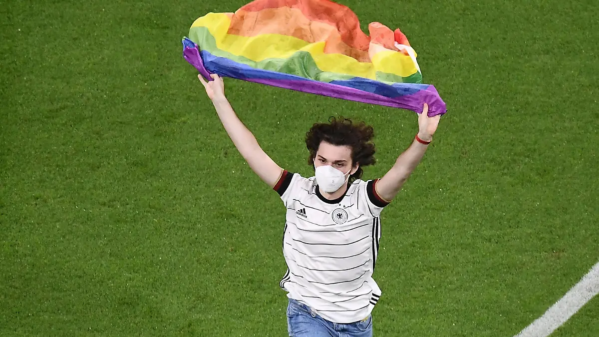 23.06.2021, xjhx, Fussball Europameisterschaft 2020 Gruppe F, Deutschland - Ungarn emspor, v.l. Flitzer auf dem Platz Regenbogenfahnen Aktion Regenbogen LGBTQI Fahnen Fans Zuschauer Muenchen *** 23 06 2021, xjhx, football european championship 2020 group F, germany hungary emspor, v l streakers on the pitch rainbow flags action rainbow LGBTQI flags fans spectators munich 