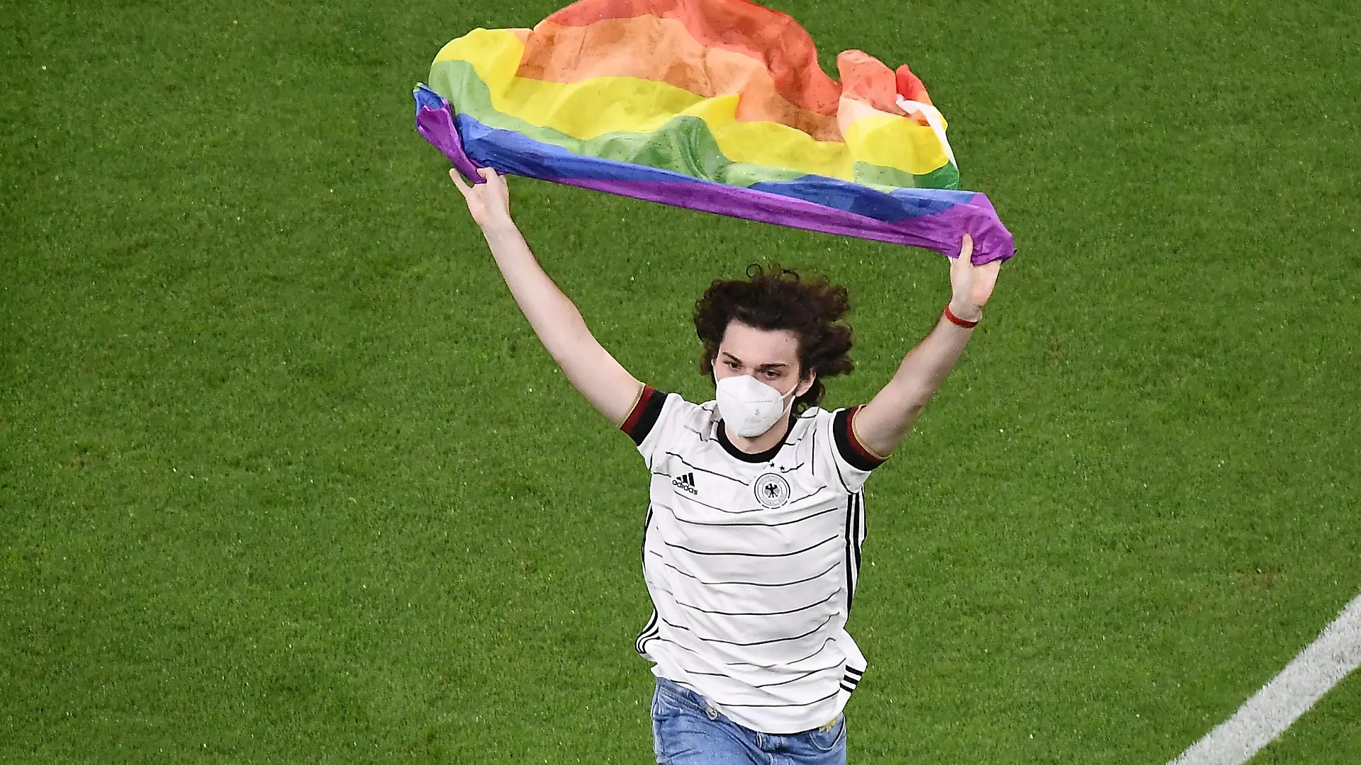 23.06.2021, xjhx, Fussball Europameisterschaft 2020 Gruppe F, Deutschland - Ungarn emspor, v.l. Flitzer auf dem Platz Regenbogenfahnen Aktion Regenbogen LGBTQI Fahnen Fans Zuschauer Muenchen *** 23 06 2021, xjhx, football european championship 2020 group F, germany hungary emspor, v l streakers on the pitch rainbow flags action rainbow LGBTQI flags fans spectators munich
