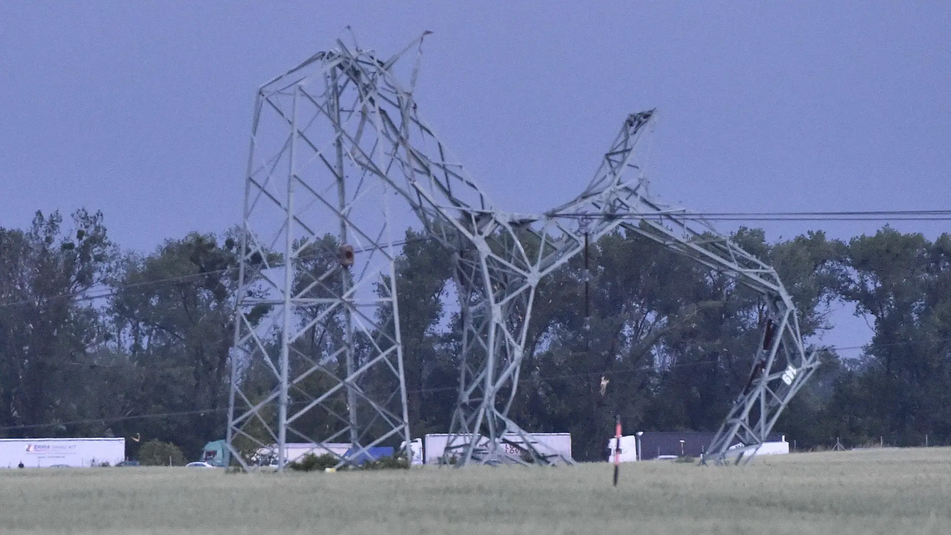 24.06.2021, Tschechien, Breclav: Verdrehte Masten einer Hochspannungsleitung an der Autobahn D2 bei Breclav. Ein starkes Gewitter mit Hagel und, laut Meteorologen, höchstwahrscheinlich einem Tornado zog über Südmähren hinweg. Foto: álek Václav/CTK/dpa +++ dpa-Bildfunk +++