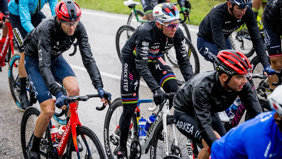 Belgian Laurens De Plus of Ineos Grenadiers and Belgian Remco Evenepoel of Soudal Quick-Step pictured in action during a passage through Santa Paolina, in the Avellino province, in the Campania region, during stage five of the 2023 Giro D Italia cycling race, from Atripalda to Salerno 171 km, in Italy, Wednesday 10 May 2023. The 2023 Giro takes place from 06 to 28 May 2023. JASPERxJACOBS PUBLICATIONxNOTxINxBELxFRAxNED x67027143x