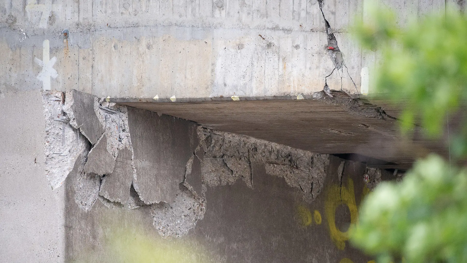 20.06.2021, Hessen, Wiesbaden: Risse und abgeplatzter Beton an der Salzbachtalbrücke. Die Autobahnbrücke war am Freitagabend voll gesperrt worden, nachdem in Überbau und Pfeiler der südlichen Hälfte große Risse entdeckt worden waren. (zu dpa "Im Rhein-Main-Gebiet droht Verkehrschaos wegen gesperrter Brücke") Foto: Sebastian Gollnow/dpa +++ dpa-Bildfunk +++