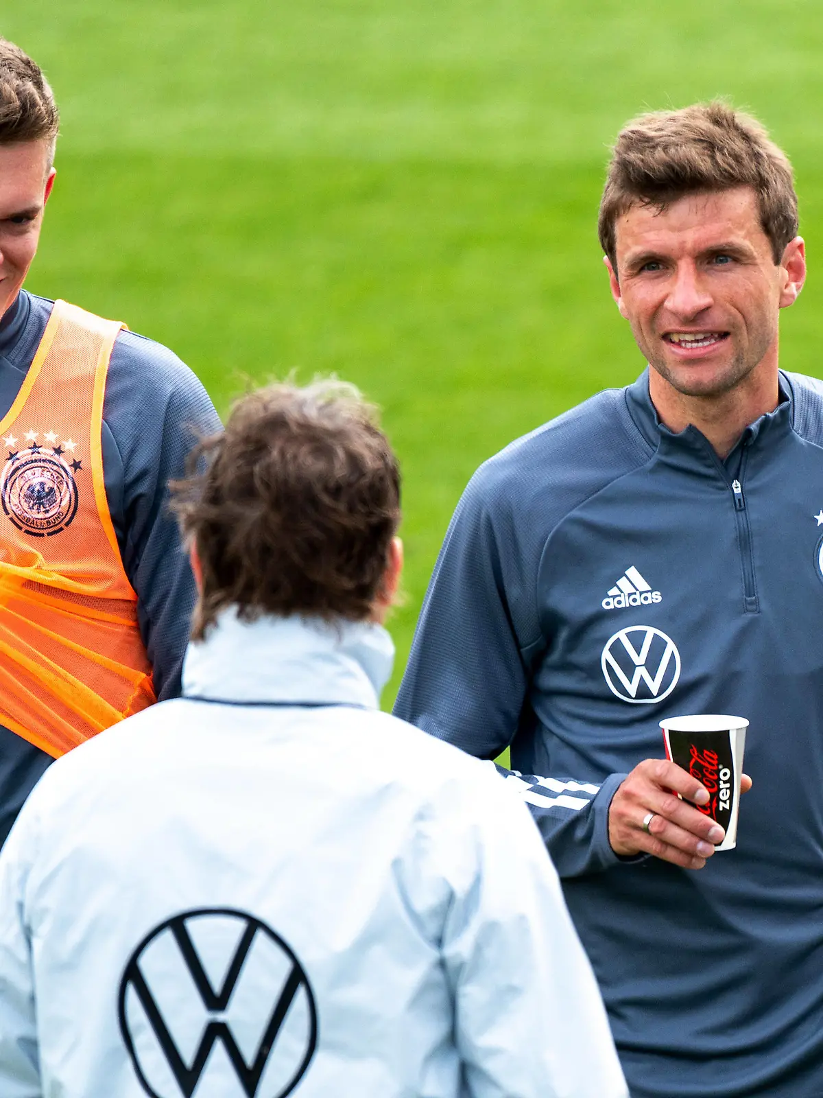 Matthias Ginter GER, Assistenz-Trainer Marcus Sorg GER und Thomas Müller GER. Oesterreich, Seefeld, 29.05.2021, Fussball, Deutsche Nationalmannschaft, Euro2020, Trainingslager, Saison 2020/2021, 2. Trainingseinheit, Casino Arena Foto: A2 Bildagentur/Peter Hartenfelser *** Matthias Ginter GER , assistant coach Marcus Sorg GER and Thomas Müller GER Austria, Seefeld, 29 05 2021, football, German national team, Euro2020, training camp, season 2020 2021, 2 training session, Casino Arena Foto A2 Bildagentur Peter Hartenfelser 