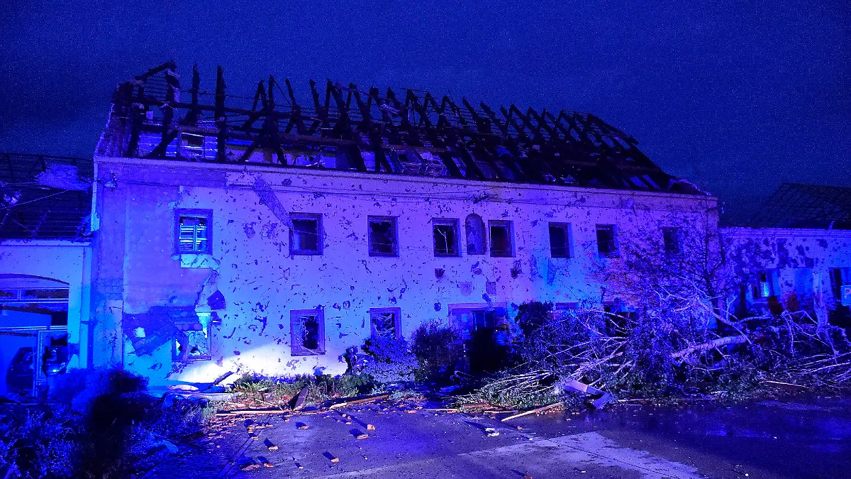 24.06.2021, Tschechien, Moravska Nova Ves: Ein Haus ist beschädigt, nachdem ein Tornado das Dorf Moravska Nova Ves im Bezirk Hodonin getroffen hat. Bei einem Unwetter mit einem Tornado sind im Südosten Tschechiens Menschen ums Leben gekommen und verletzt worden. Foto: Vaclav Salek/CTK/AP/dpa +++ dpa-Bildfunk +++