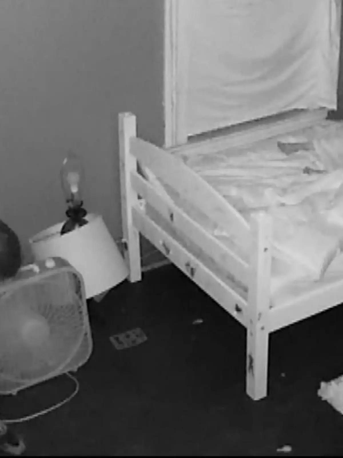 Bild zu: "Mann steigt nachts ins Kinderzimmer"