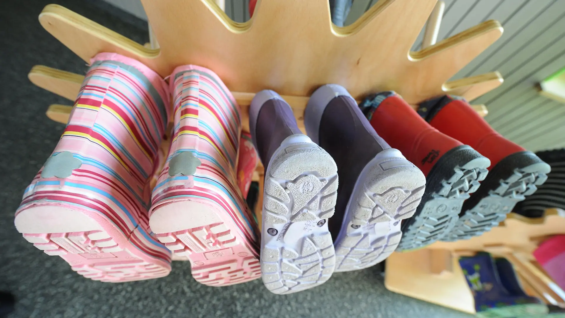 29.02.2012 In einem Kindergarten / Kita in Karlsruhe sind an einem Regal Gummistiefel von Kindern aufgehaengt. Foto: Uli Deck dpa   - KEINE VERWENDUNG IM BILDFUNK -