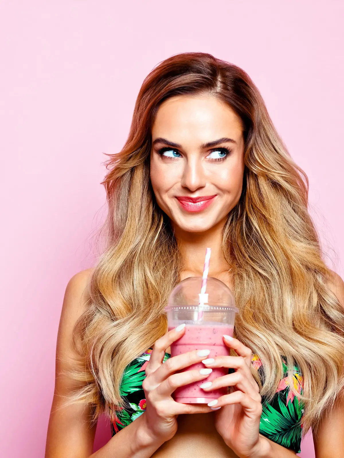 Trend-Getränke: Frau trinkt pinken Smoothie.