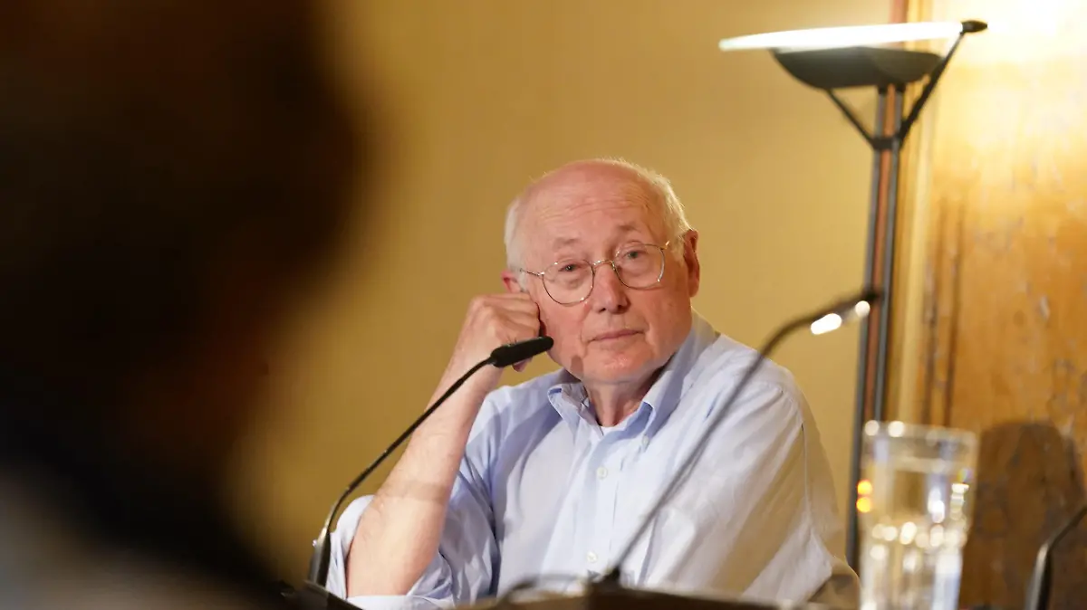 01.06.2021, Hamburg: Der Journalist Stefan Aust sitzt im Saal des Literaturhauses während der Vorstellung und Lesung seiner Autobiografie "Zeitreise". Stefan Aust war viele Jahre Chefredakteur des Nachrichtenmagazins "Der Spiegel", er ist heute unter anderem Herausgeber der Wochenzeitung "Welt am Sonntag" und Autor. Foto: Marcus Brandt/dpa +++ dpa-Bildfunk +++