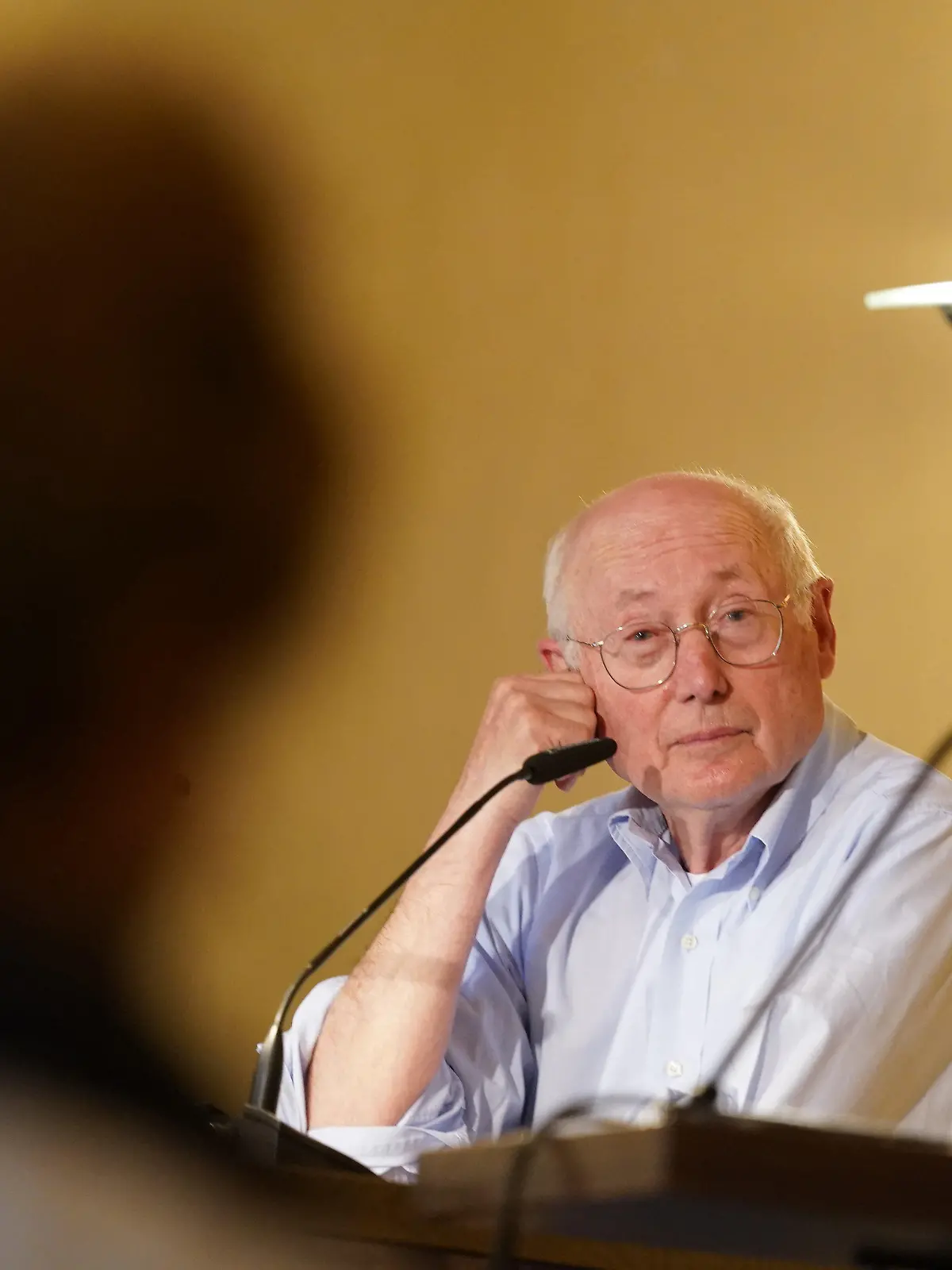 01.06.2021, Hamburg: Der Journalist Stefan Aust sitzt im Saal des Literaturhauses während der Vorstellung und Lesung seiner Autobiografie "Zeitreise". Stefan Aust war viele Jahre Chefredakteur des Nachrichtenmagazins "Der Spiegel", er ist heute unter anderem Herausgeber der Wochenzeitung "Welt am Sonntag" und Autor. Foto: Marcus Brandt/dpa +++ dpa-Bildfunk +++