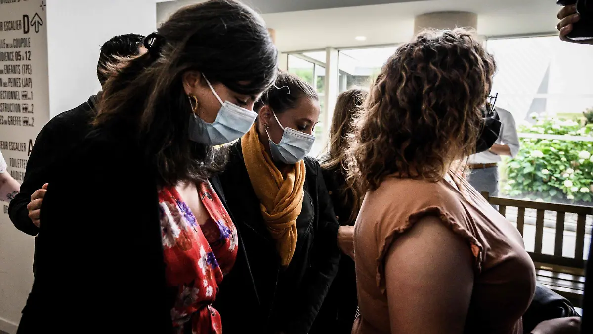 25.06.2021, Frankreich, Chalon-Sur-Saone: Die Angeklagte Valerie Bacot (M) kommt mit ihren Verwandten ins Gerichtsgebäude. Im Prozess gegen die Französin Bacot wegen Tötung ihres Ehemanns hat die Anklage eine Haftstrafe von fünf Jahren gefordert. Foto: Jeff Pachoud/AFP/dpa +++ dpa-Bildfunk +++