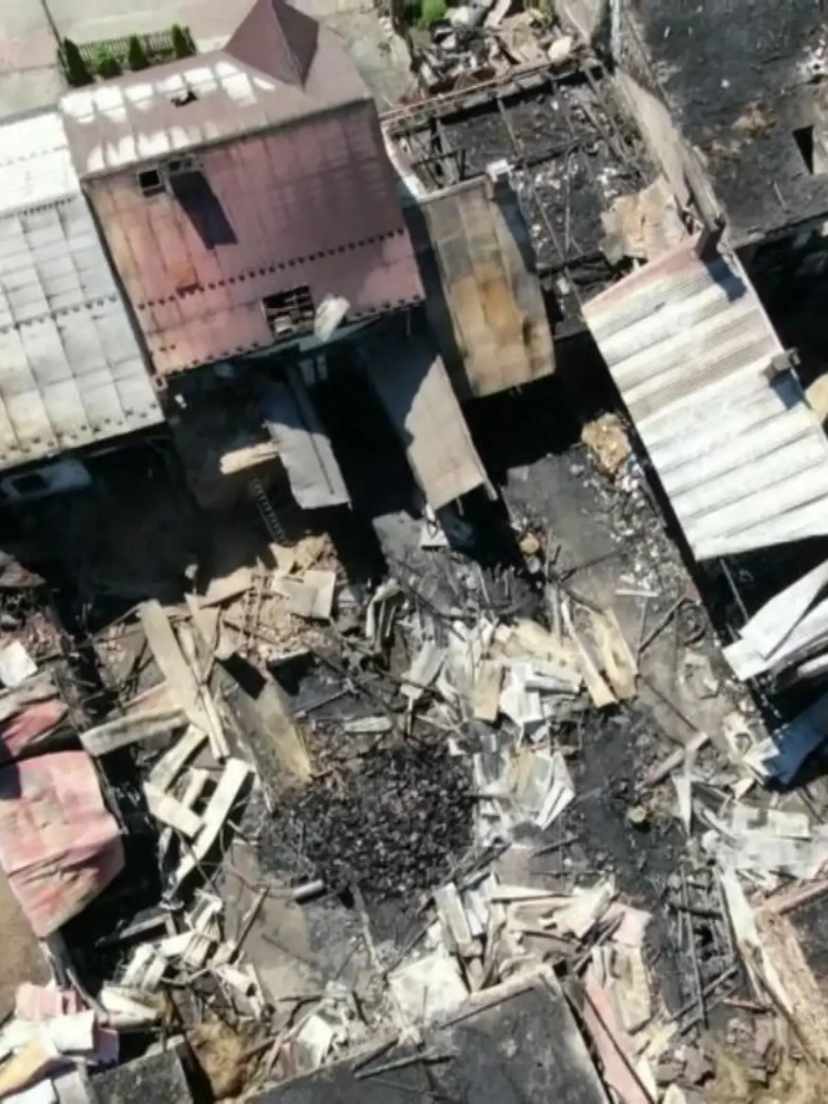 Ein Viertel eines Dorfes ist bei einem Großbrand vernichtet worden. Auslöser soll eine Solaranlage gewesen sein.