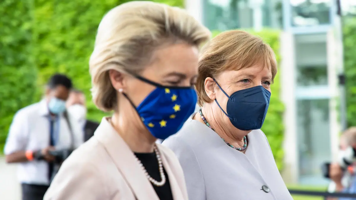 Ursula von der Leyen Meets With Angela Merkel In Berlin German Chancellor Angela Merkel welcomes President of EU Commission Ursula von der Leyen upon her arrival at the chancellery in Berlin, Germany on June 22, 2021. Berlin Berlin Germany contini-angelame210622_npes2 PUBLICATIONxNOTxINxFRA Copyright: xEmmanuelexContinix 