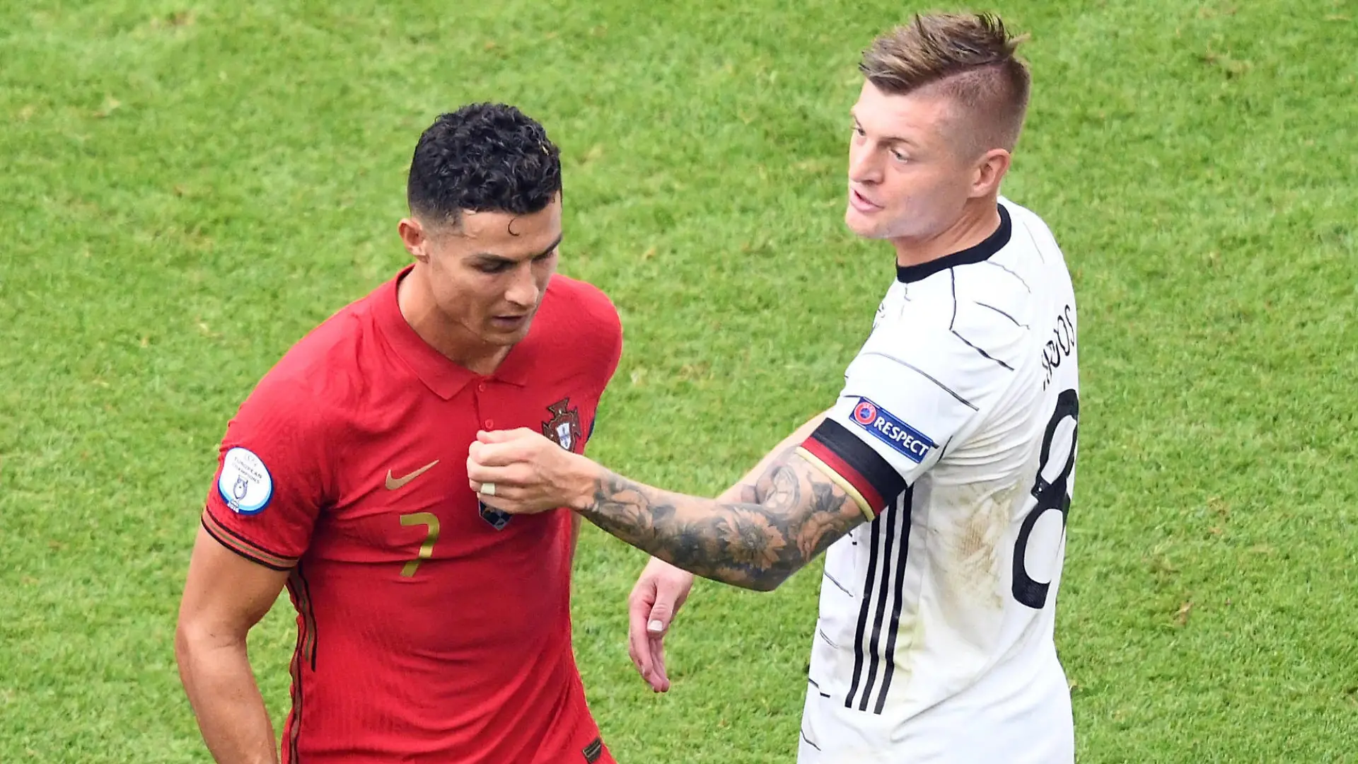 Europameisterschaft 2020. Portugal - Deutschland 19.06.2021 in München. Toni Kroos Deut./re. und Cristiano Ronaldo Port. nach dem Schlußpfiff. DFL REGULATIONS PROHIBIT ANY USE OF PHOTOGRAPHS AS IMAGE SEQUENCES AND/OR QUASI-VIDEO *** European Championship 2020 Portugal Germany 19 06 2021 in Munich Toni Kroos Deut re and Cristiano Ronaldo Port after the final whistle DFL REGULATES PROHIBIT ANY USE OF PHOTOGRAPHS AS IMAGE SEQUENCES AND OR QUASI VIDEO HM