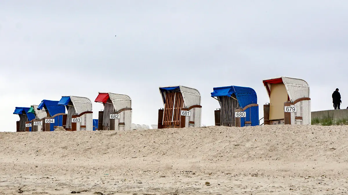 Insel Foehr Insel Foehr, Wyk, 28.05.2021 - Starndkoerbe stehen in Reih und Glied. Alles ist vorbereitet fuer die Urlaubszeit. Urlaub machen ist in vielen Bundesländern mit Corona Schnelltest wieder moeglich. Jetzt spielt das Wetter nicht mit und die Straende bleiben leer. Wyk / Foehr Schleswig Holstein Deutschland *** Island of Foehr Island of Foehr, Wyk, 28 05 2021 beachheads are lined up Everything is prepared for the holiday season Vacationing is possible again in many states with Corona quick test Now the weather is not playing along and the beaches remain empty Wyk Foehr Schleswig Holstein Germany