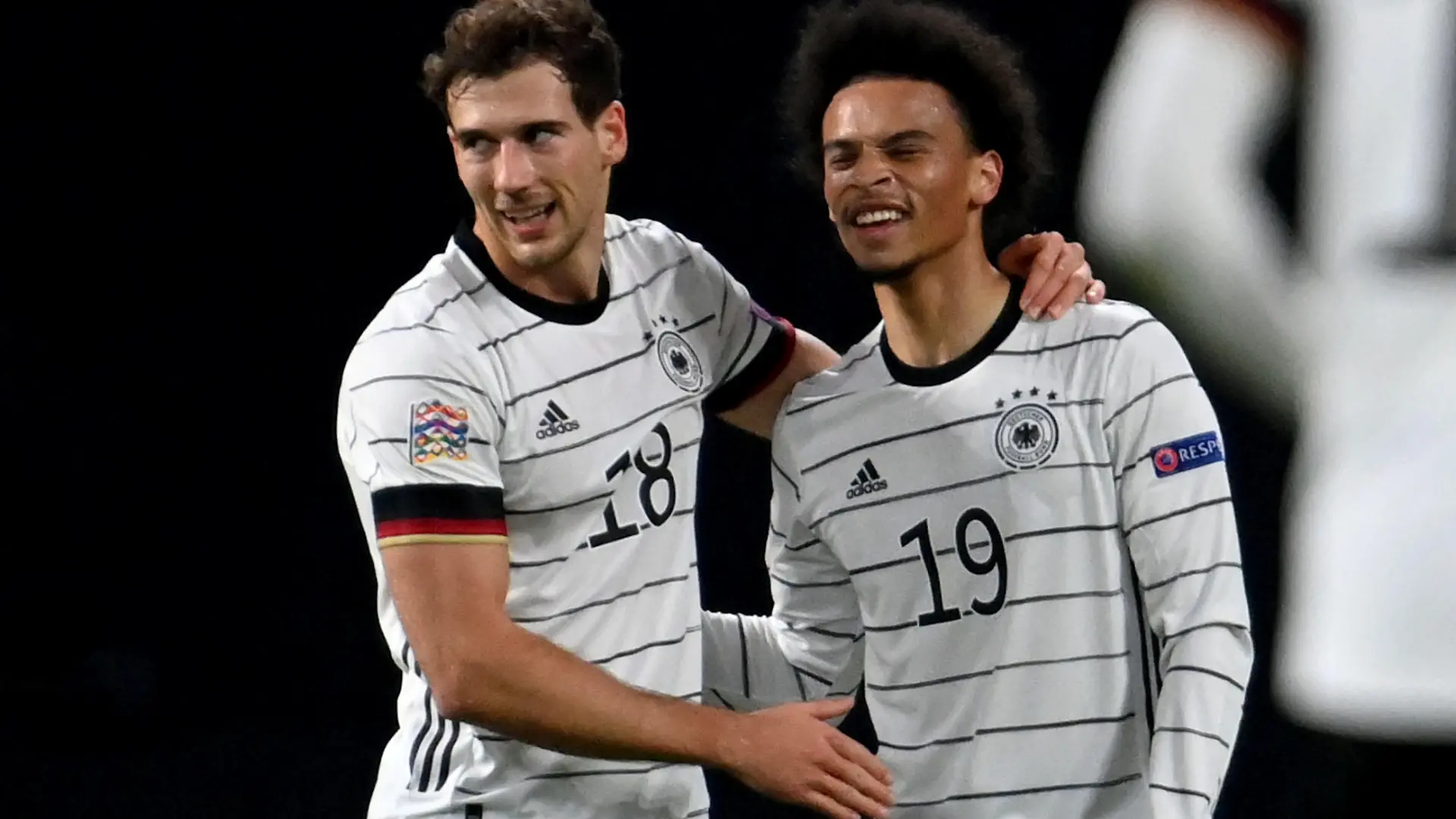 ARCHIV - 14.11.2020, Sachsen, Leipzig: Fußball: Nations League A, Gruppenphase, Gruppe 4, 5. Spieltag, Deutschland - Ukraine in der Red Bull Arena. Leroy Sane (r) von Deutschland jubelt nach seinem Treffer zum 1:1 mit seinen Teamkollegen Leon Goretzka. (zu dpa «Goretzka will Prominenz nutzen: Kein Fußball den Faschisten») Foto: Robert Michael/dpa-Zentralbild/dpa +++ dpa-Bildfunk +++