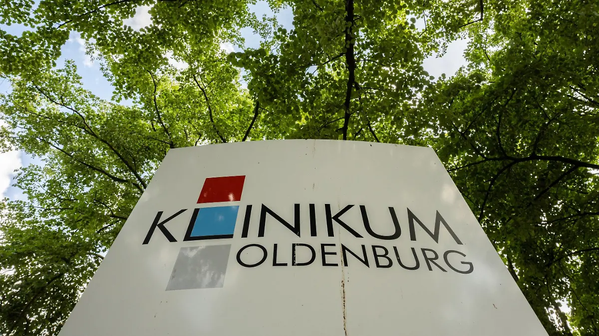 22.06.2021, Niedersachsen, Oldenburg: Der Name des Klinikums Oldenburg ist auf einem Schild zu sehen. Ein frühgeborenes Baby ist im Klinikum Oldenburg wenige Tage nach der Geburt an verunreinigter Milchpulvernahrung gestorben. Ein weiteres Frühchen ist deshalb schwer erkrankt. Foto: Mohssen Assanimoghaddam/dpa +++ dpa-Bildfunk +++