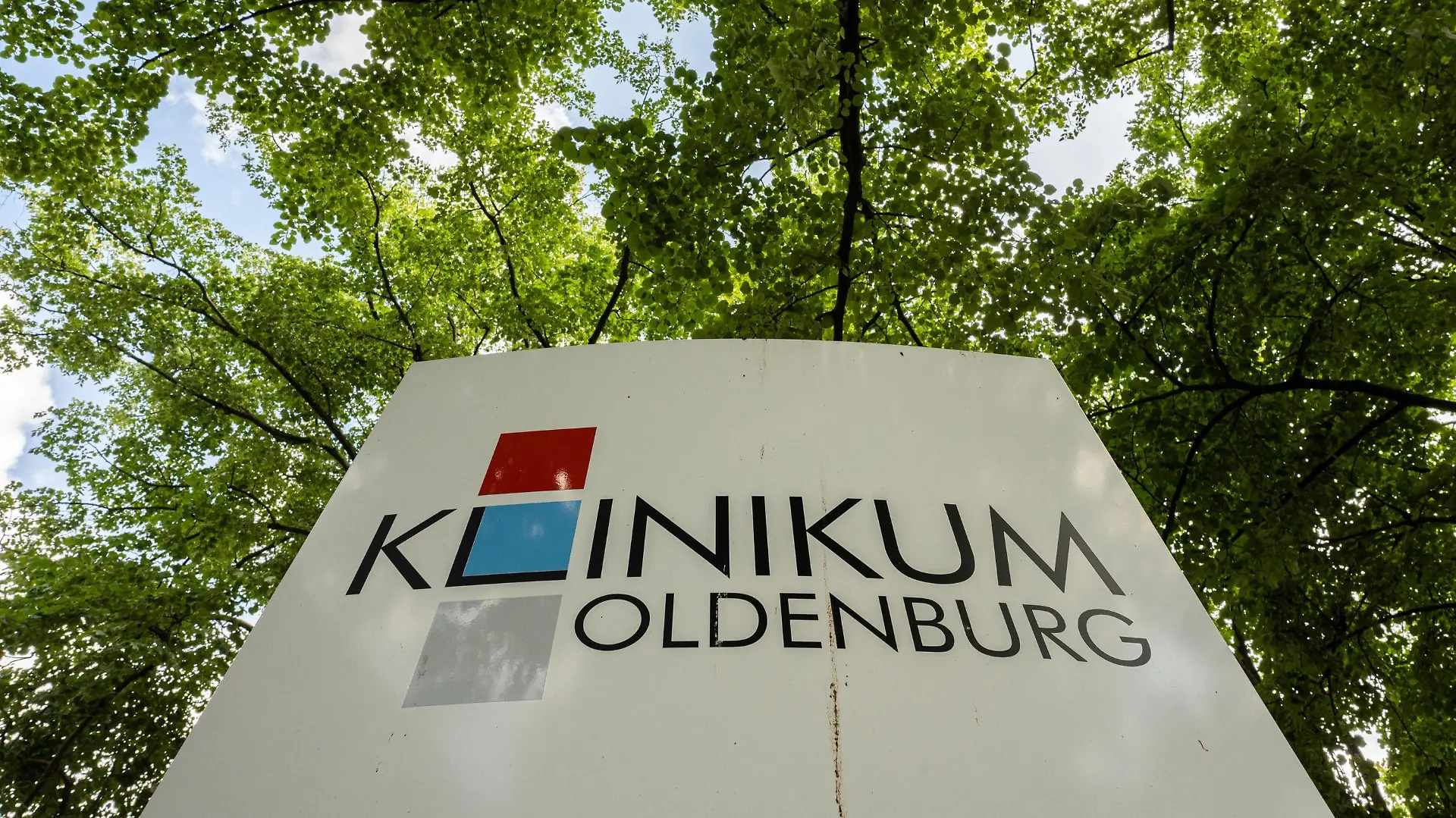 22.06.2021, Niedersachsen, Oldenburg: Der Name des Klinikums Oldenburg ist auf einem Schild zu sehen. Ein frühgeborenes Baby ist im Klinikum Oldenburg wenige Tage nach der Geburt an verunreinigter Milchpulvernahrung gestorben. Ein weiteres Frühchen ist deshalb schwer erkrankt. Foto: Mohssen Assanimoghaddam/dpa +++ dpa-Bildfunk +++