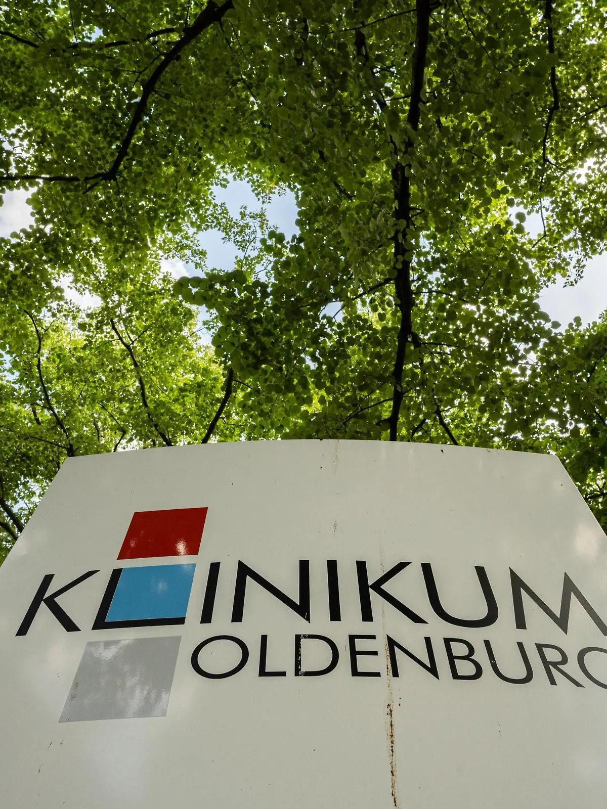 22.06.2021, Niedersachsen, Oldenburg: Der Name des Klinikums Oldenburg ist auf einem Schild zu sehen. Ein frühgeborenes Baby ist im Klinikum Oldenburg wenige Tage nach der Geburt an verunreinigter Milchpulvernahrung gestorben. Ein weiteres Frühchen ist deshalb schwer erkrankt. Foto: Mohssen Assanimoghaddam/dpa +++ dpa-Bildfunk +++