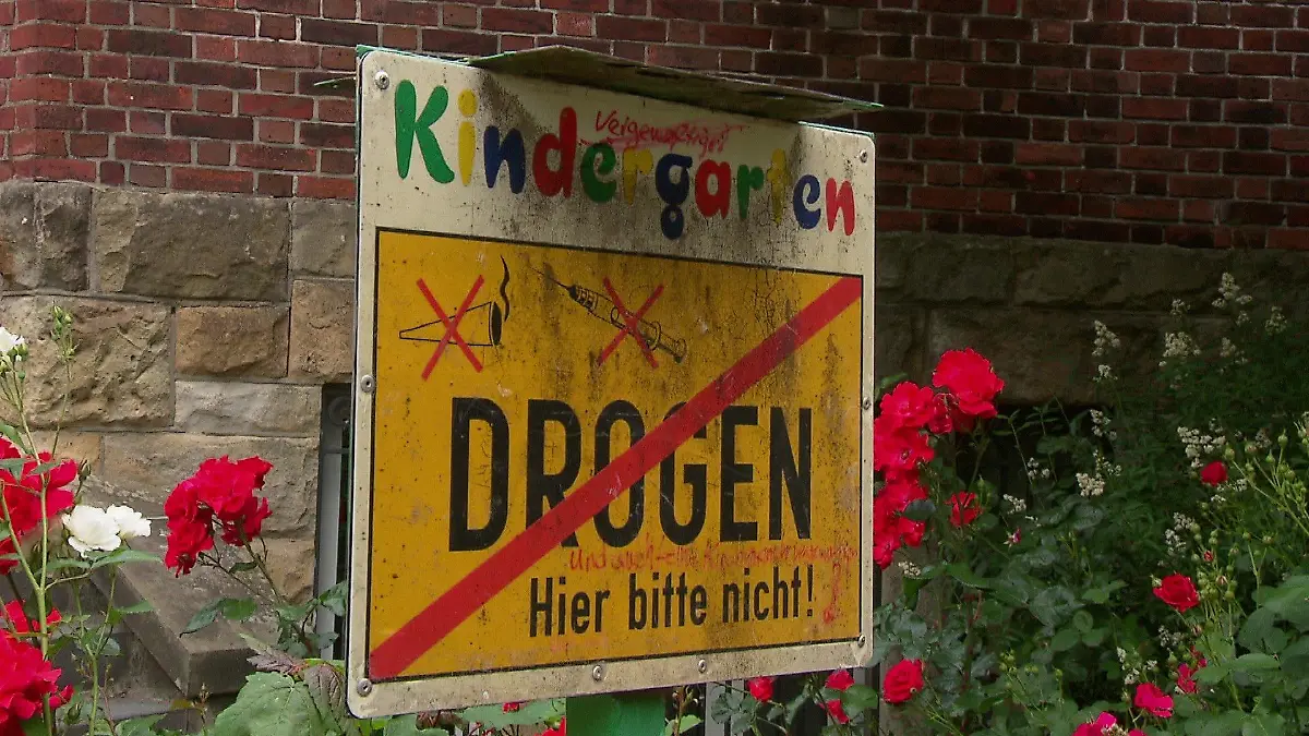 Warnschild vor Hamburger-Kita "Regenbogenkinder"
