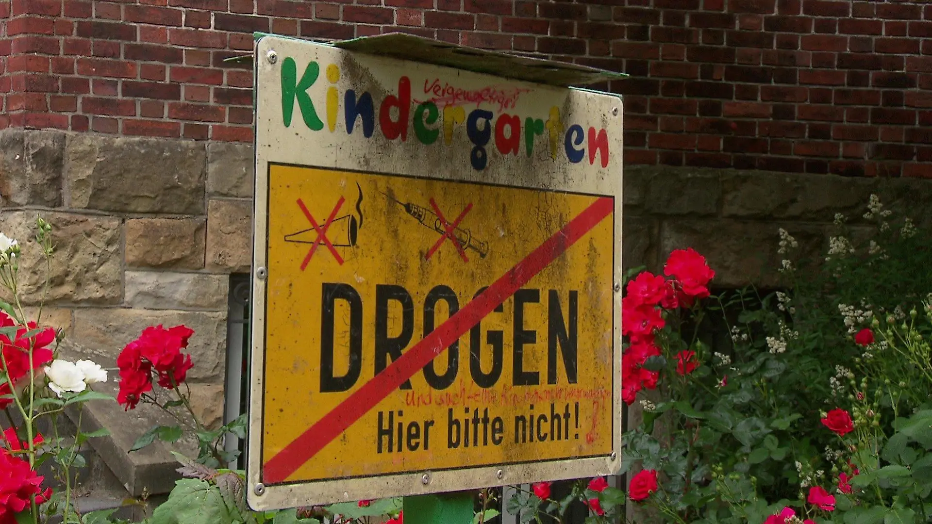Warnschild vor Hamburger-Kita "Regenbogenkinder"