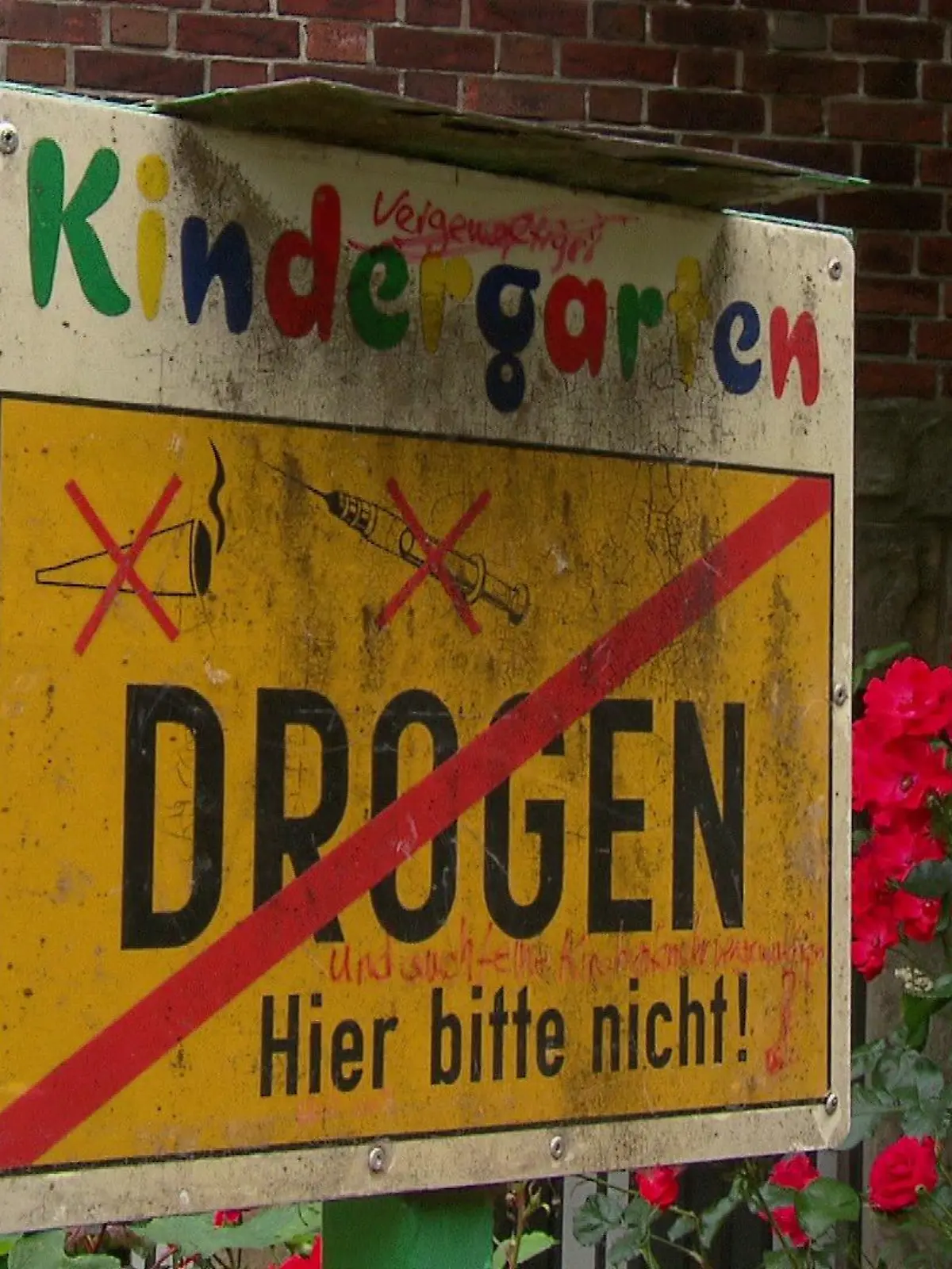 Warnschild vor Hamburger-Kita "Regenbogenkinder"