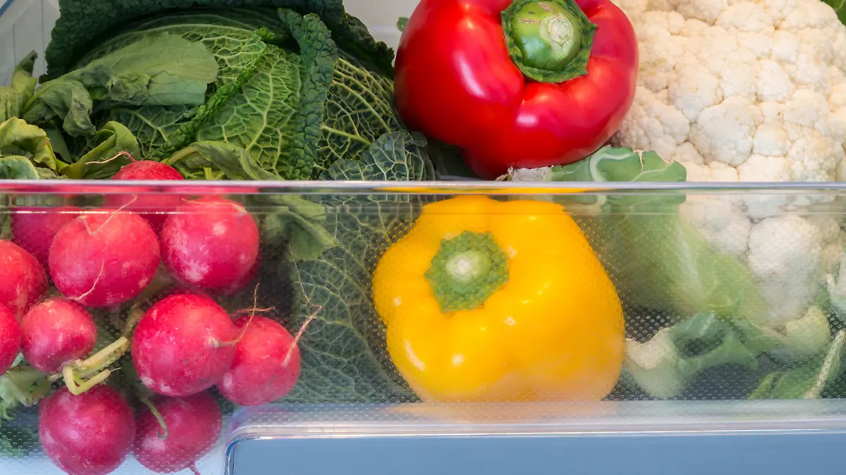 Ein offener Kühlschrank, gefüllt mit verschiedenen Gemüsesorten.