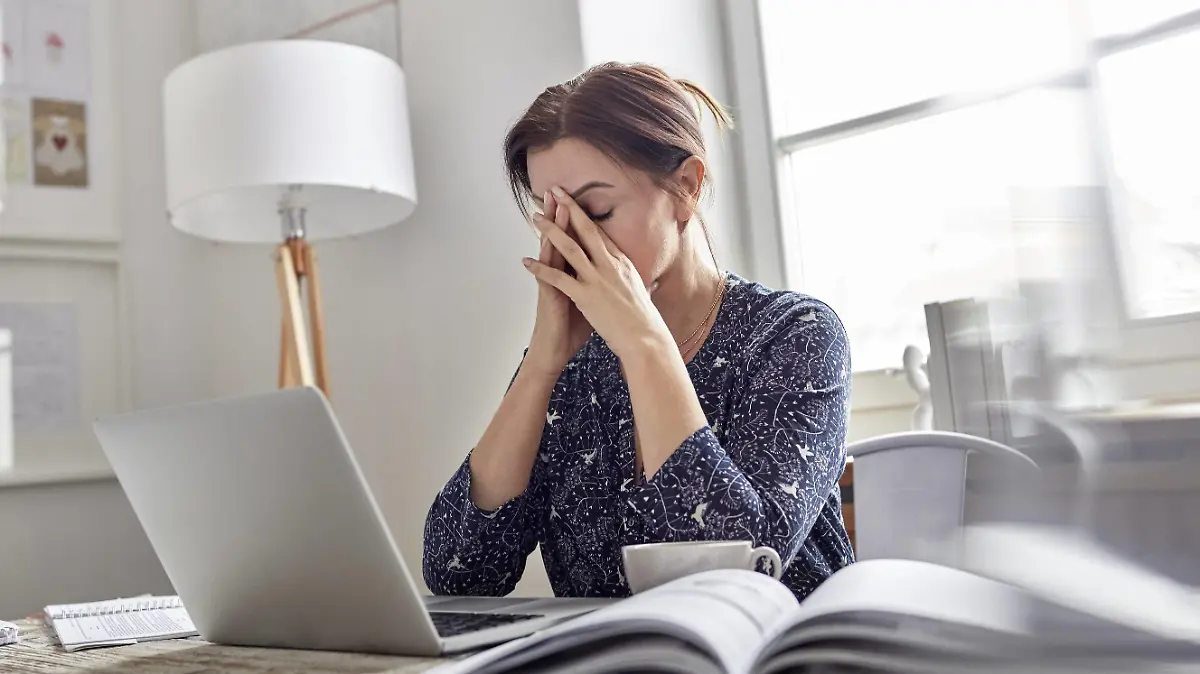 Businesswoman at laptop with head in hands Tired stressed businesswoman at laptop with head in hands PUBLICATIONxINxGERxSUIxHUNxONLY CAIAxIMAGE/SCIENCExPHOTOxLIBRARY F019/2939