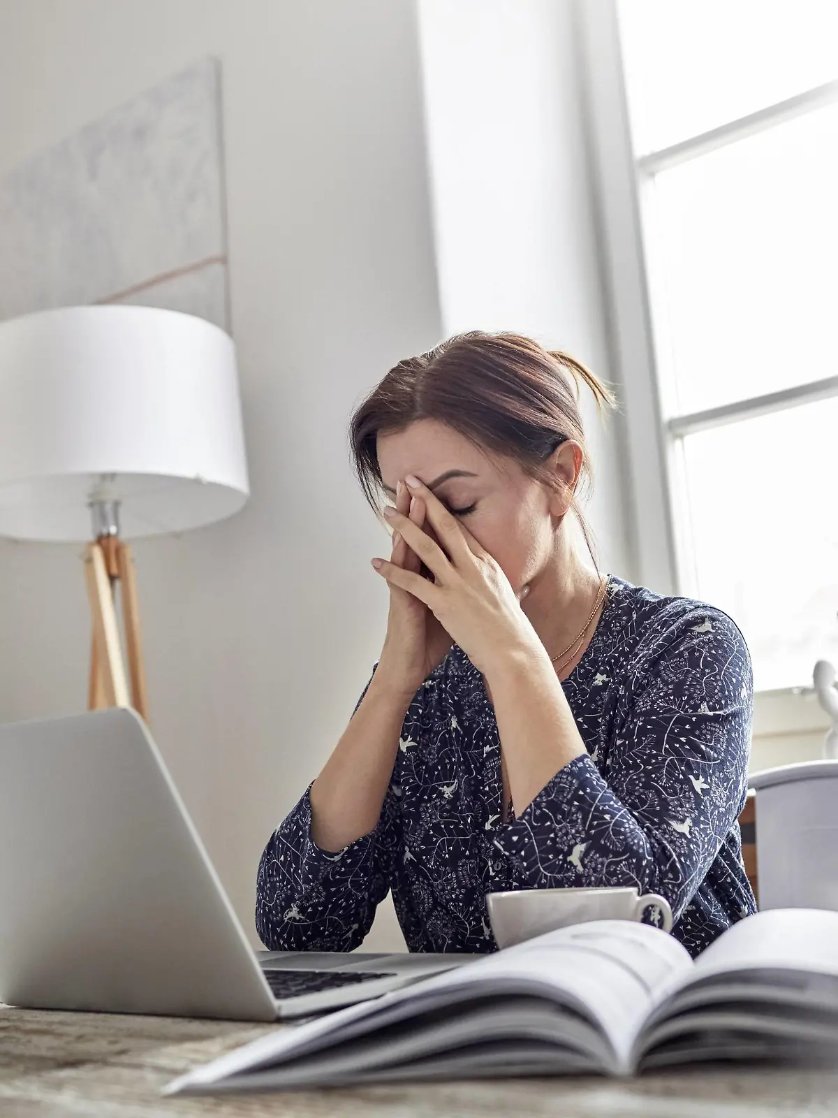 Businesswoman at laptop with head in hands Tired stressed businesswoman at laptop with head in hands PUBLICATIONxINxGERxSUIxHUNxONLY CAIAxIMAGE/SCIENCExPHOTOxLIBRARY F019/2939  