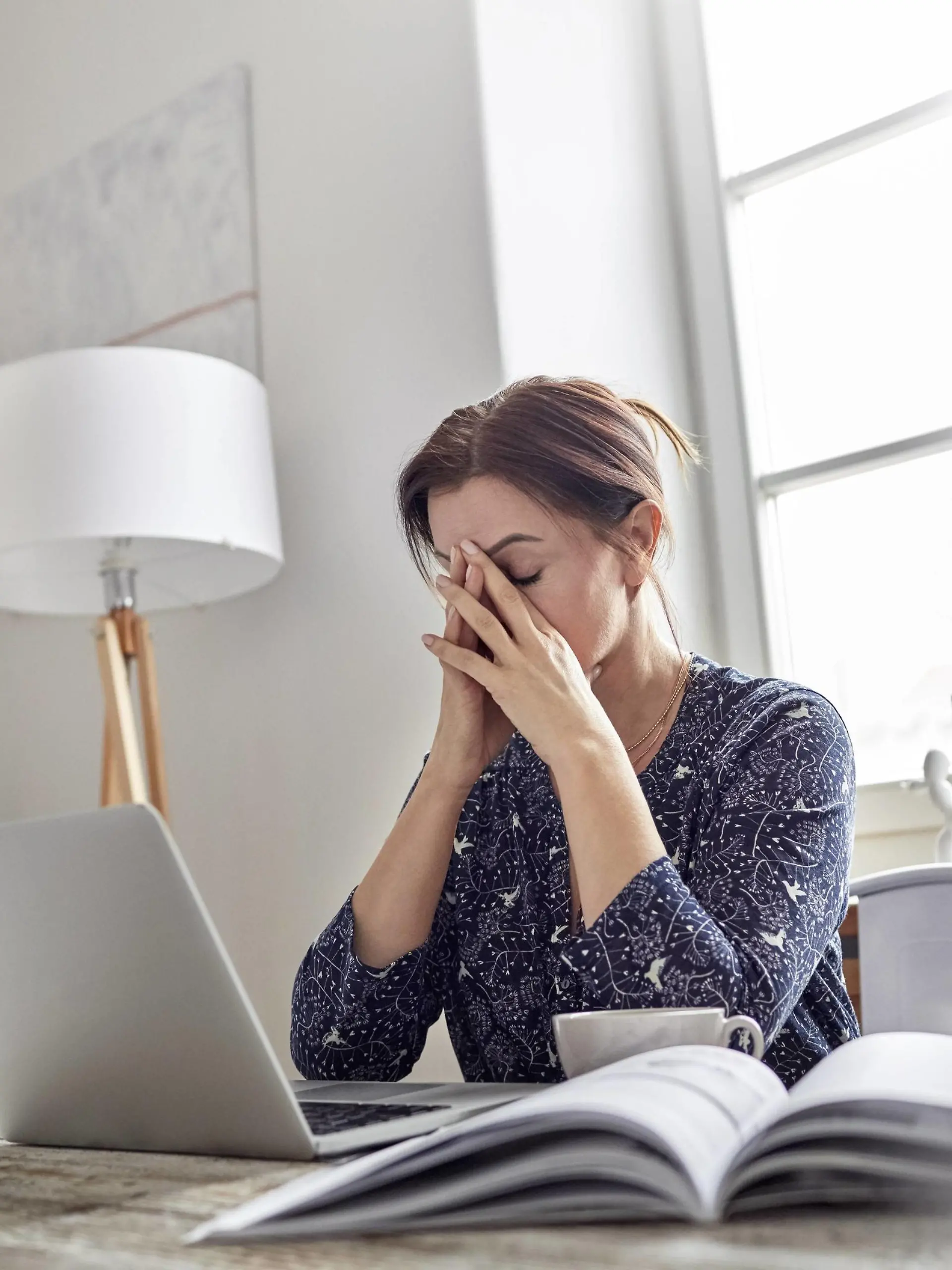 Businesswoman at laptop with head in hands Tired stressed businesswoman at laptop with head in hands PUBLICATIONxINxGERxSUIxHUNxONLY CAIAxIMAGE/SCIENCExPHOTOxLIBRARY F019/2939  