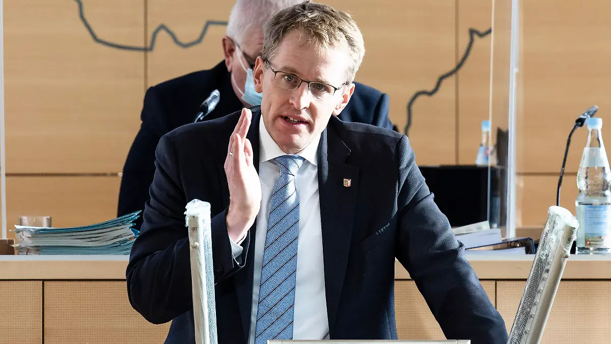 ARCHIV - 29.10.2020, Schleswig-Holstein, Kiel: Daniel Günther (CDU), Ministerpräsident von Schleswig-Holstein, spricht im Landtag. Bei den Gesprächen mit Bund und Ländern über weitere Corona-Schutzmaßnahmen setzt sich Günther dafür ein, in Abhängigkeit von Infektionszahlen bundeseinheitliche Regeln regional differenziert umzusetzen. (zu dpa «Günther: Nicht in jedem Land die gleichen Corona-Maßnahmen») Foto: Frank Molter/dpa +++ dpa-Bildfunk +++