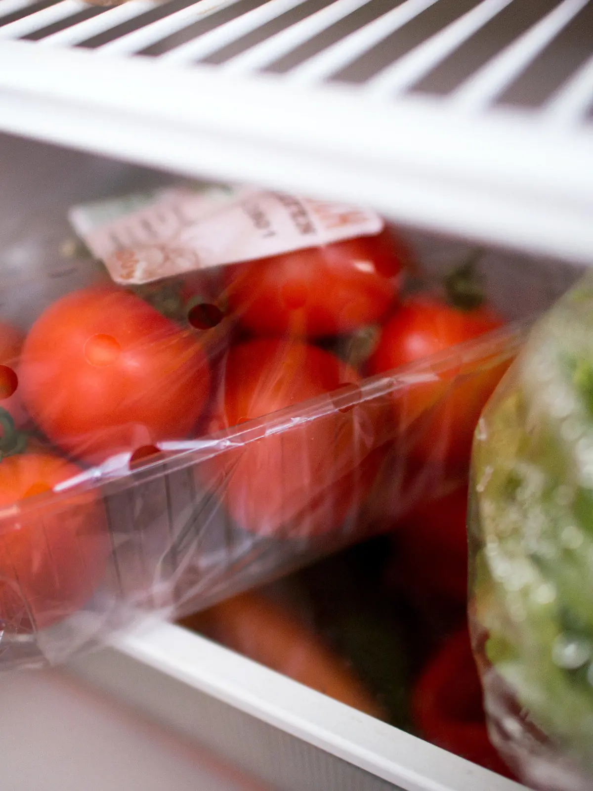 ARCHIV - 08.09.2016, Sachsen, Dresden: In Plastik verpackte Tomaten und Salatherzen liegen in einem Kühlschrank. Ob Plastik, Pappe oder Alu - jeder hat ständig Verpackungen in der Hand, und nach dem Aufreißen landen sie meist direkt im Abfall. Ab Januar soll ein Gesetz dafür sorgen, dass mehr davon recycelt wird. Foto: Arno Burgi/dpa-Zentralbild/dpa +++ dpa-Bildfunk +++