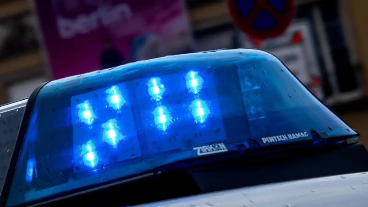 Ein Blaulicht leuchtet an einem Polizeiauto