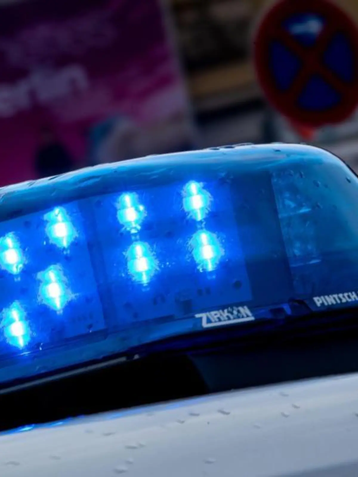 Ein Blaulicht leuchtet an einem Polizeiauto