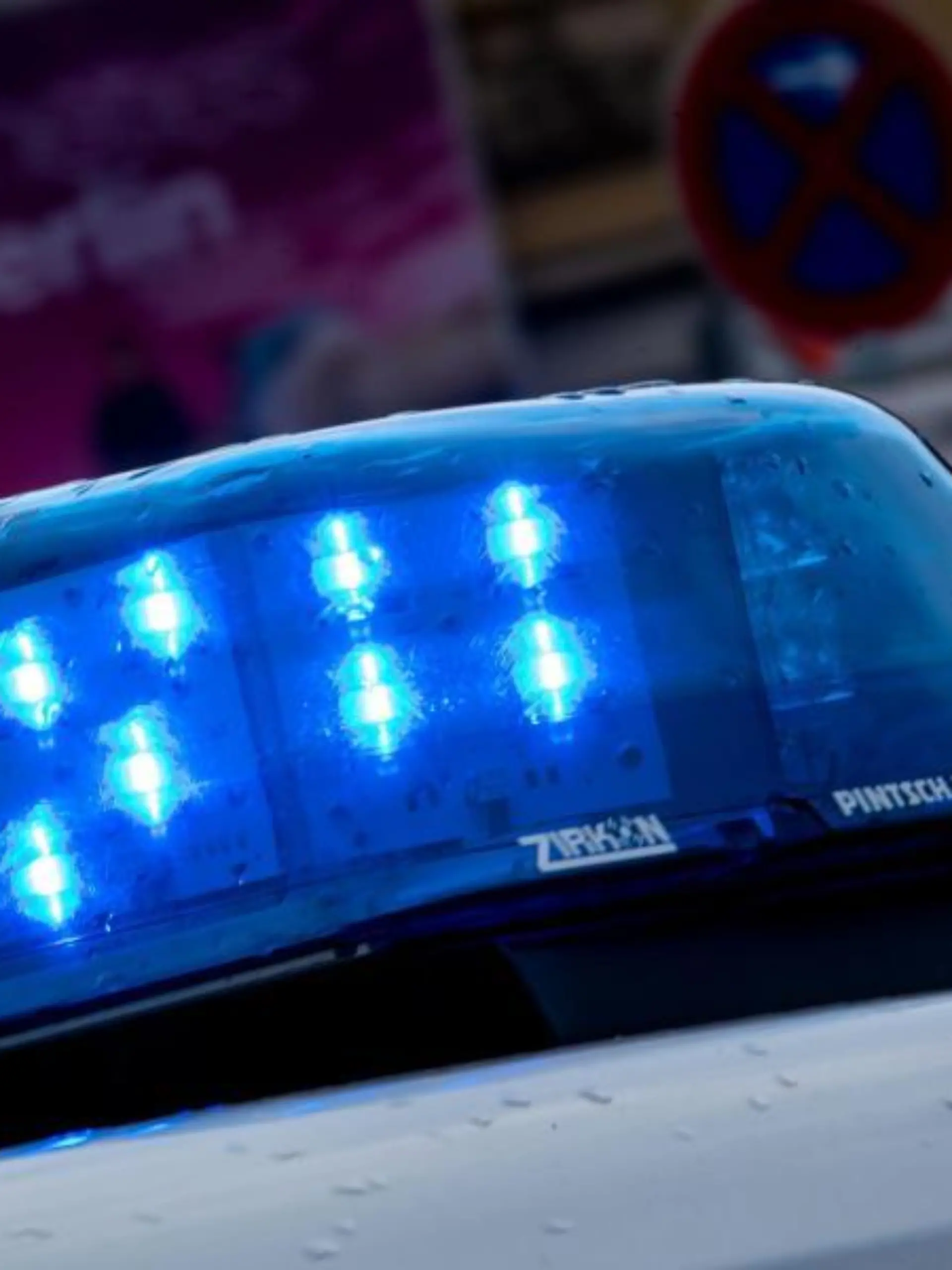 Ein Blaulicht leuchtet an einem Polizeiauto
