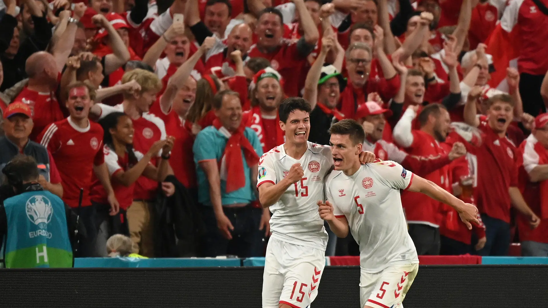 21.06.2021, Dänemark, Kopenhagen: Fußball: EM, Russland - Dänemark, Vorrunde, Gruppe B, 3. Spieltag im Telia Parken Stadion. Dänemarks Joakim Maehle (r) jubelt nach dem vierten Tor seiner Mannschaft. Foto: Jonathan Nackstrand/Pool AFP via AP/dpa +++ dpa-Bildfunk +++