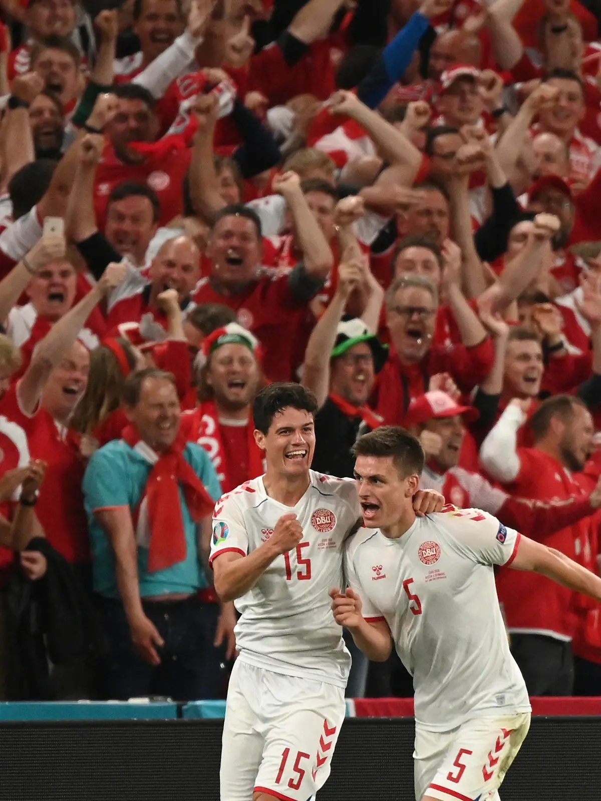 21.06.2021, Dänemark, Kopenhagen: Fußball: EM, Russland - Dänemark, Vorrunde, Gruppe B, 3. Spieltag im Telia Parken Stadion. Dänemarks Joakim Maehle (r) jubelt nach dem vierten Tor seiner Mannschaft. Foto: Jonathan Nackstrand/Pool AFP via AP/dpa +++ dpa-Bildfunk +++