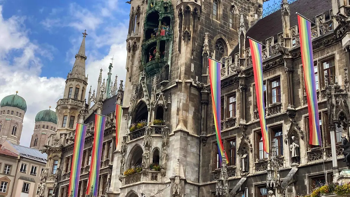 23.06.2021, Fussball, Europameisterschaft 2020, Gruppenspiel Gruppe F, Deutschland - Ungarn, in der Fußball Arena München. Aufgrund der streitigkeiten der Stadt München mit der UEFA wegen Regenbogenfarbener Illumination der Allianz-Arena gegen Ungarn, hat die Stadt das Münchner Rathaus mit Regenbogen-Flaggen bestückt. *** 23 06 2021, Football, European Championship 2020, Group match Group F, Germany Hungary, in the football arena Munich Due to the dispute of the city of Munich with the UEFA because of rainbow-colored illumination of the Allianz Arena against Hungary, the city of Munich has equipped the city hall with rainbow flags.