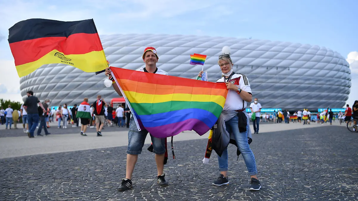 Fußball-EM Gruppe F Deutschland - Ungarn am 23.06.2021 in der Allianz Arena in München Außenansicht Arena München Zwei Fans mit einer Deutschland Fahne und der Pride Flag *** European Football Championship Group F Germany Hungary on 23 06 2021 at the Allianz Arena in Munich Exterior view Arena Munich Two fans with a Germany flag and the Pride Flag xHDx