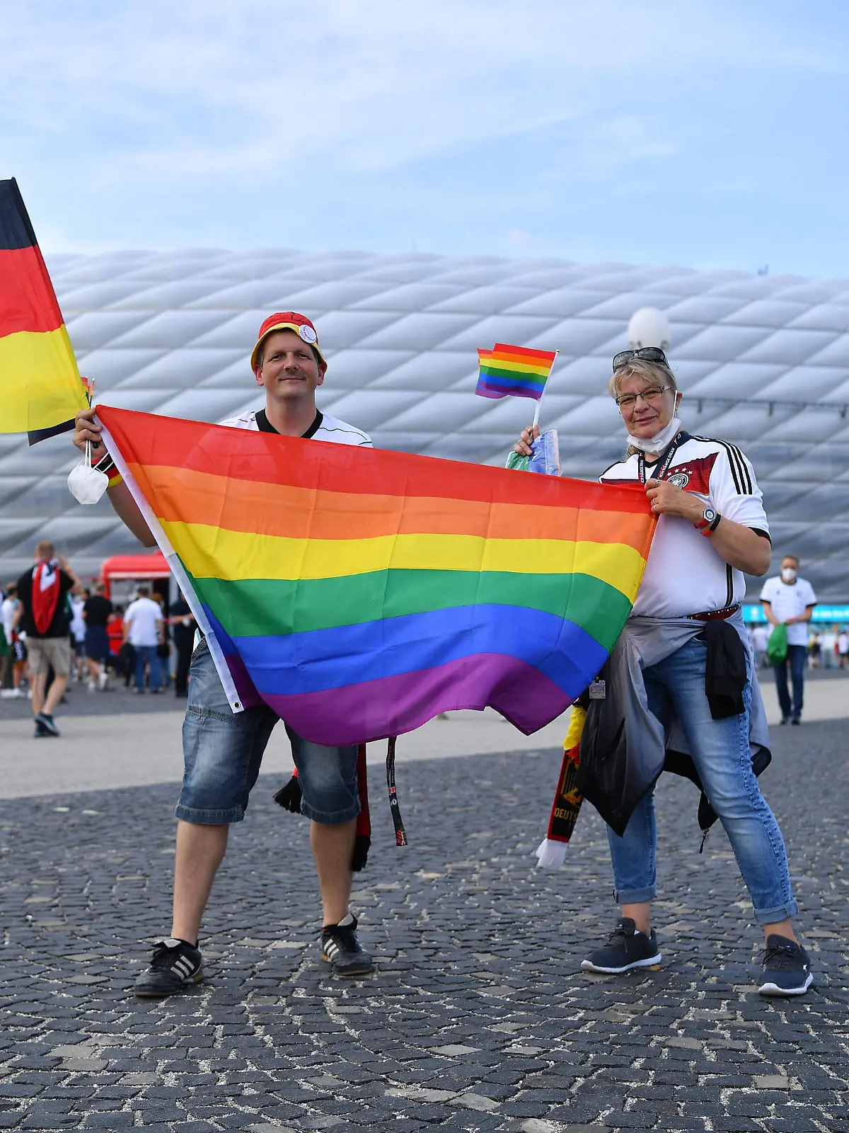 Fußball-EM Gruppe F Deutschland - Ungarn am 23.06.2021 in der Allianz Arena in München Außenansicht Arena München Zwei Fans mit einer Deutschland Fahne und der Pride Flag *** European Football Championship Group F Germany Hungary on 23 06 2021 at the Allianz Arena in Munich Exterior view Arena Munich Two fans with a Germany flag and the Pride Flag xHDx 