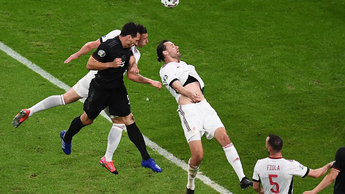 23.06.2021, xjhx, Fussball Europameisterschaft 2020 Gruppe F, Deutschland - Ungarn emspor, v.l. Mats Hummels Deutsche Fussball Nationalmannschaft DFB Adam Szalai Ungarn Hungary Muenchen *** 23 06 2021, xjhx, european football championship 2020 group F, germany hungary emspor, v l mats hummels german national football team DFB adam szalai hungary hungary munich 