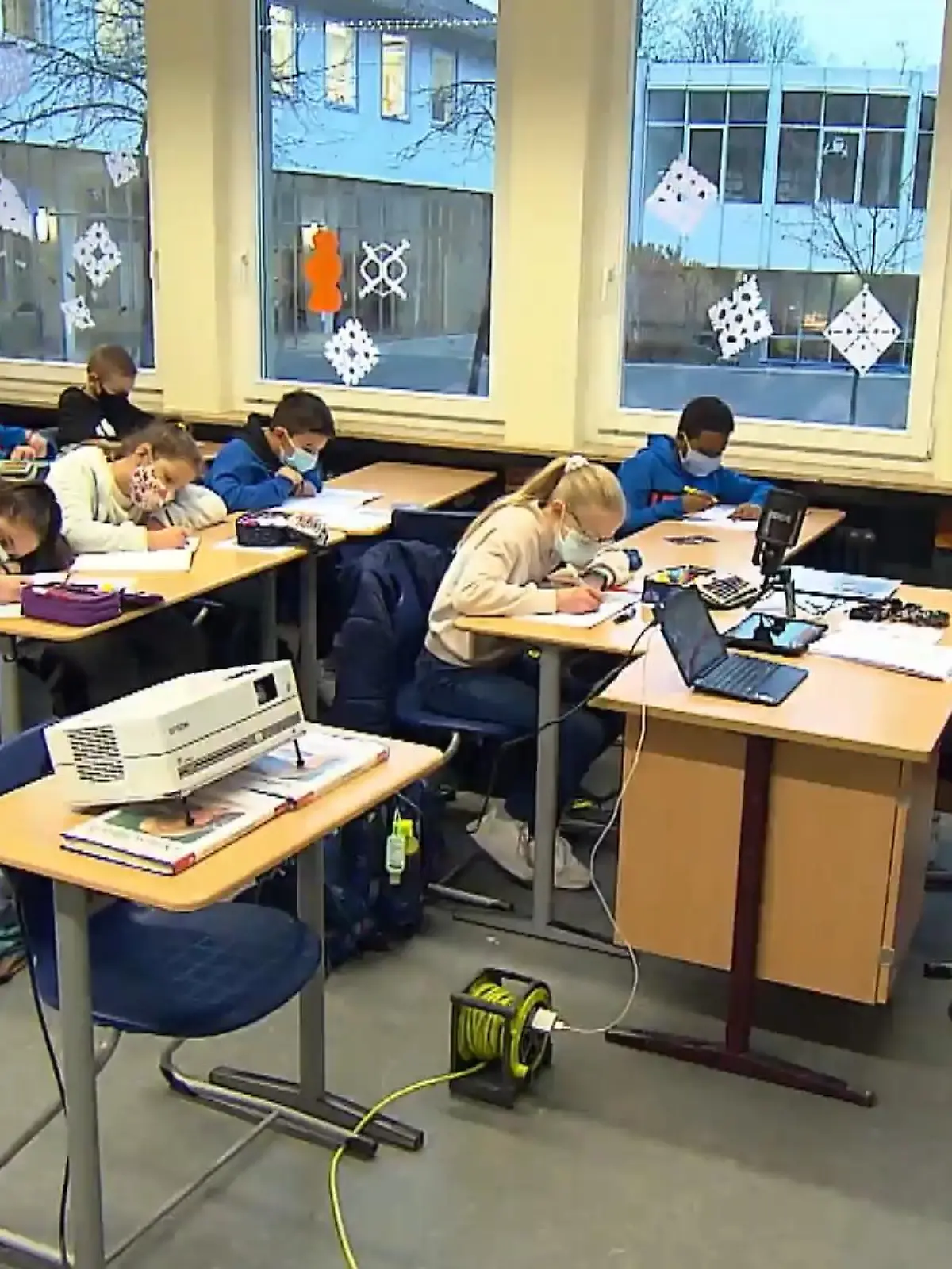 Auch in den Schulen kehrt langsam wieder so etwas wie Normalität ein – zumindest kehren die Schülerinnen und Schüler wieder zurück in die Klassenräume nach Monaten des Homeschooling oder des Wechselunterrichts. Aber auch wenn sich die Schüler über die Rückkehr freuen – es braucht auch einen Plan, wie es weitergeht. In rund vier Wochen starten die Sommerferien und über allem schwebt die Delta-Variante des Coronavirus, die als besonders ansteckend gilt. Sind die Schulen auf eine mögliche vierte Welle vorbereitet?