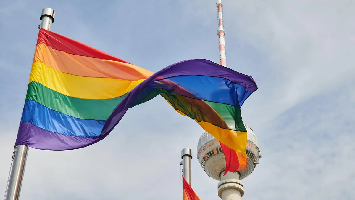 01.06.2021, Berlin: Eine Regenbogenfahnen weht vor dem Fernsehturm. Vier solche bunten Fahnen wurden zum Auftakt des Berliner Pride-Sommers gehisst. Foto: Annette Riedl/dpa +++ dpa-Bildfunk +++