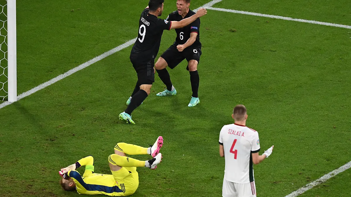 FUSSBALL Euro 2021 GRUPPE C Spiel 36 in Muenchen Deutschland - Ungarn 23.06.2021 Kevin Volland und Joshua Kimmich v.l, schwarzes Trikot, Deutschland jubeln nach dem 2:2. Torwart Peter Gulacsi li und Attila Szalai rem beide Ungarn sind enttaeuscht *** FOOTBALL Euro 2021 GROUP C match 36 in Munich Germany Hungary 23 06 2021 Kevin Volland and Joshua Kimmich v l, black jersey, Germany cheer after 2 2 goalkeeper Peter Gulacsi li and Attila Szalai rem both Hungary are disappointed 